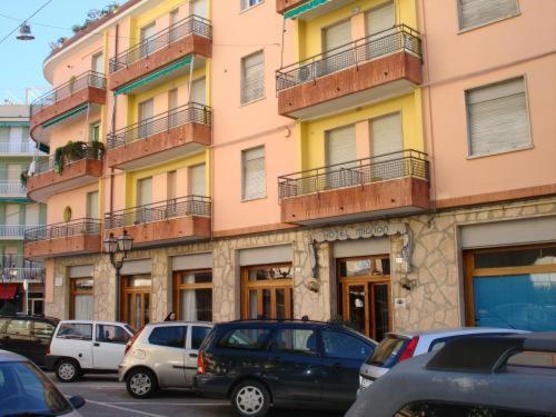 Hotel Mignon 50 Mt Dalla Spiaggia E Dall'Isola Pedonale Alassio Ngoại thất bức ảnh