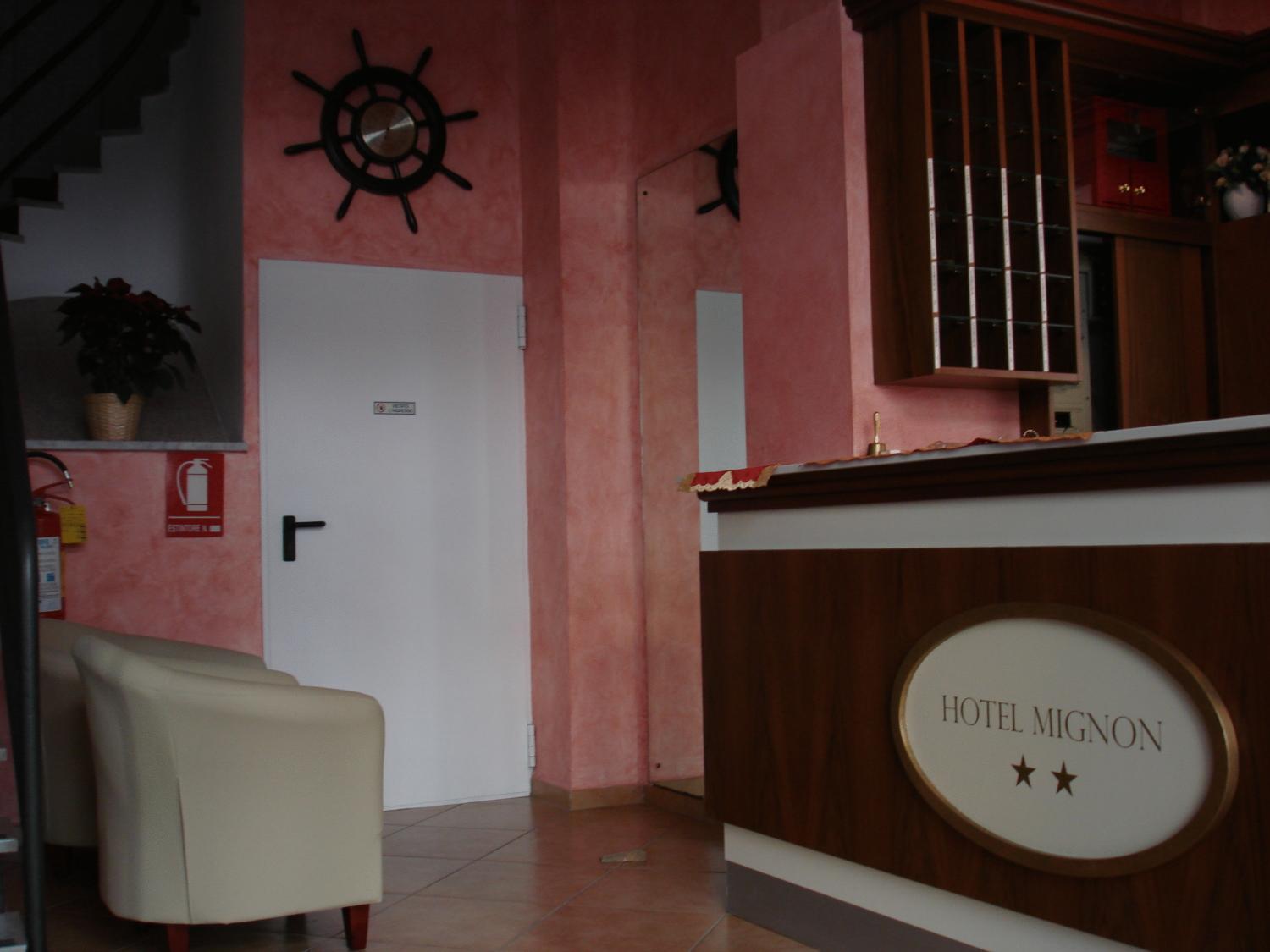 Hotel Mignon 50 Mt Dalla Spiaggia E Dall'Isola Pedonale Alassio Ngoại thất bức ảnh