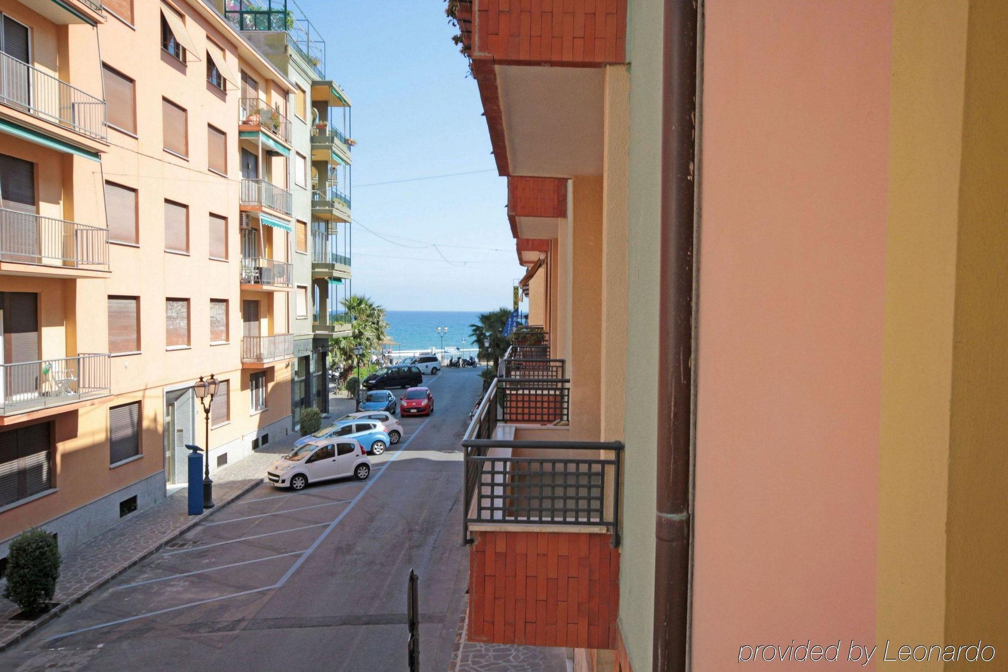 Hotel Mignon 50 Mt Dalla Spiaggia E Dall'Isola Pedonale Alassio Ngoại thất bức ảnh