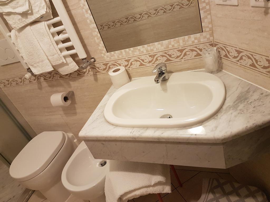 Hotel Mignon 50 Mt Dalla Spiaggia E Dall'Isola Pedonale Alassio Ngoại thất bức ảnh