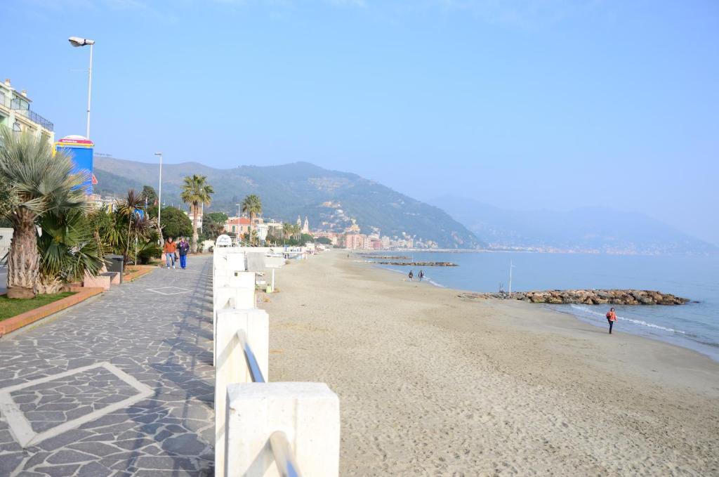 Hotel Mignon 50 Mt Dalla Spiaggia E Dall'Isola Pedonale Alassio Ngoại thất bức ảnh
