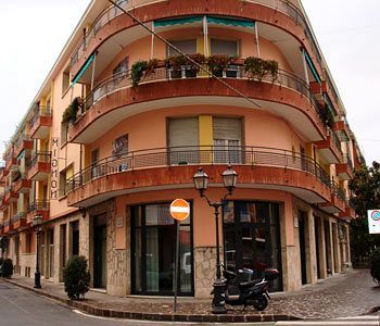 Hotel Mignon 50 Mt Dalla Spiaggia E Dall'Isola Pedonale Alassio Ngoại thất bức ảnh